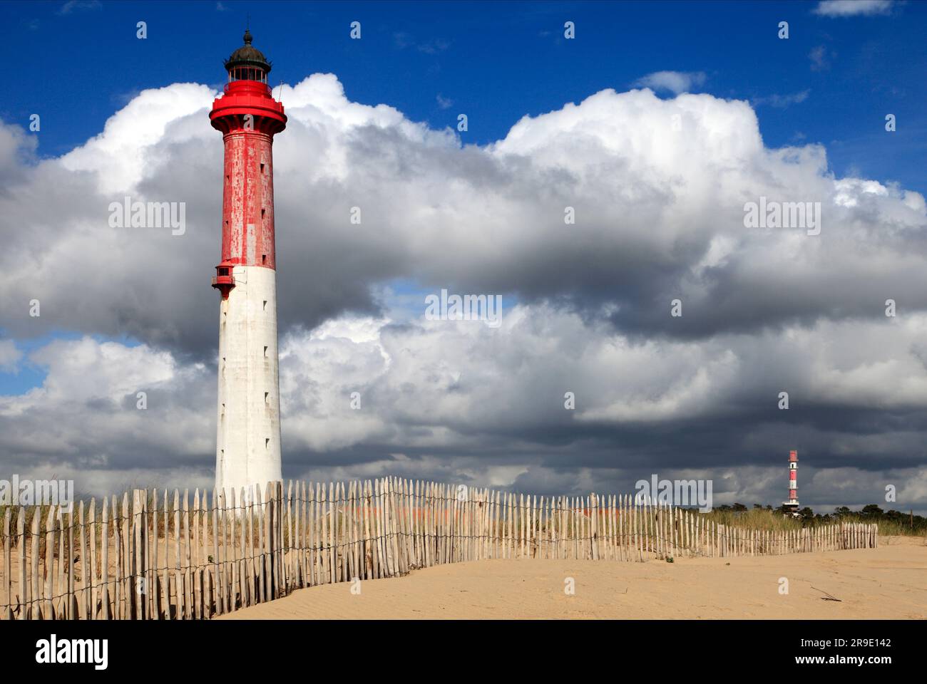 Phare de La Coubre und Gardour Tower am nördlichen Ende der Gironde-Mündung. Die Wilde Küste. La Tremblade, Charente-Maritime, Frankreich Stockfoto