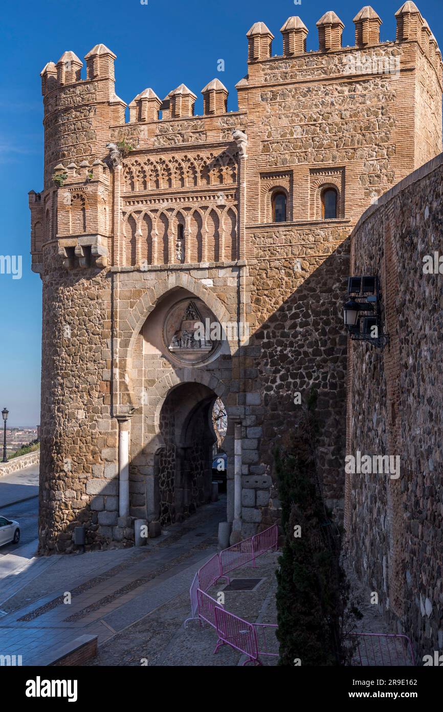 Toledo, Spanien – 17. FEBRUAR 2022: Die Puerta de Bisagra Nueva ist das bekannteste Stadttor von Toledo, Spanien. Historisch Bab Al-Saqra genannt. Stockfoto