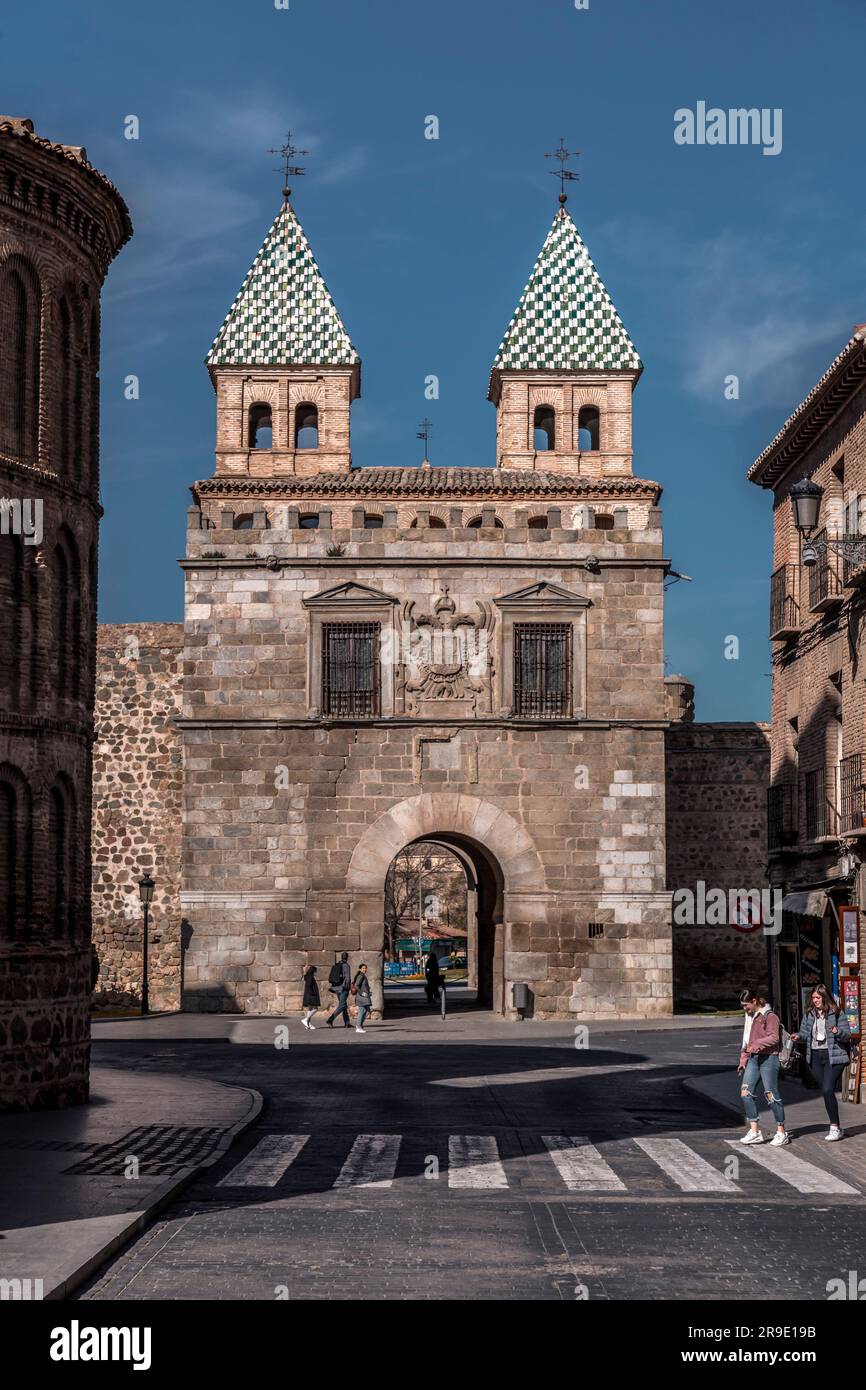 Toledo, Spanien – 17. FEBRUAR 2022: Die Puerta de Bisagra Nueva ist das bekannteste Stadttor von Toledo, Spanien. Historisch Bab Al-Saqra genannt. Stockfoto