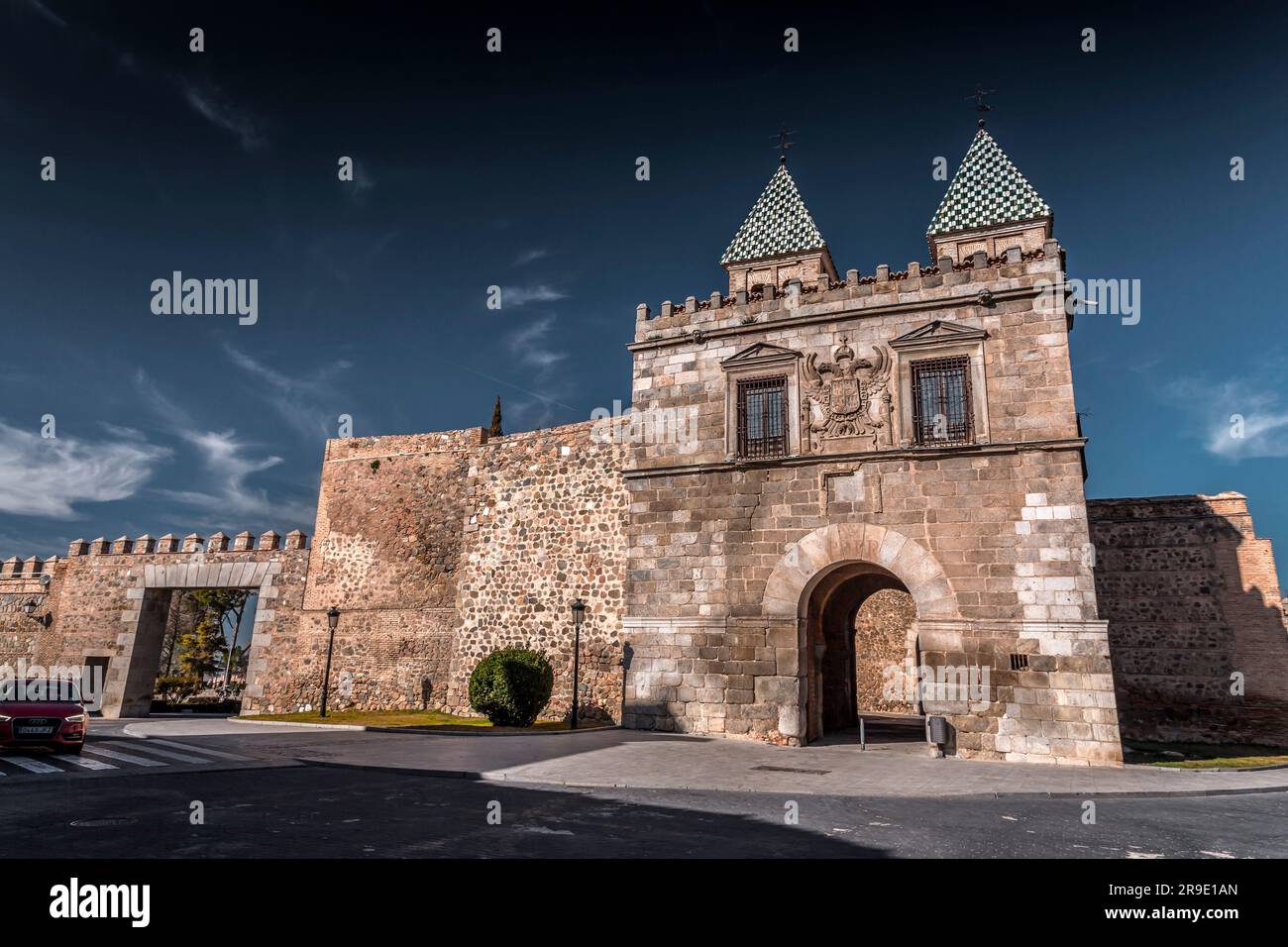 Toledo, Spanien – 17. FEBRUAR 2022: Die Puerta de Bisagra Nueva ist das bekannteste Stadttor von Toledo, Spanien. Historisch Bab Al-Saqra genannt. Stockfoto