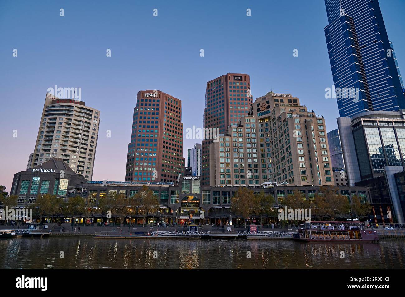 Gebäude auf der anderen Seite des Yarra River, Melbourne CBD Stockfoto