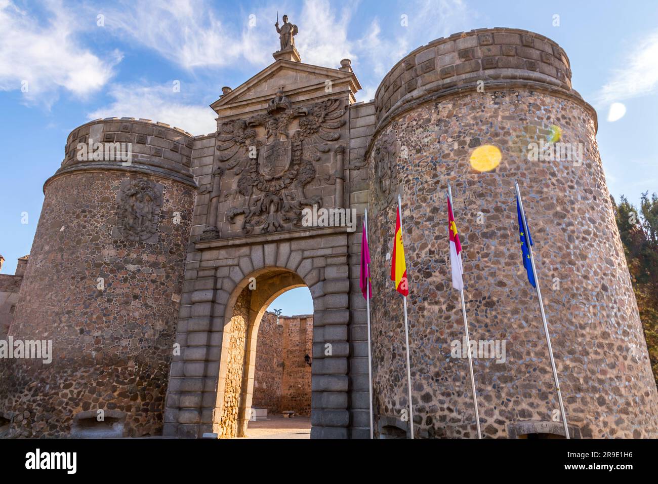 Toledo, Spanien – 17. FEBRUAR 2022: Die Puerta de Bisagra Nueva ist das bekannteste Stadttor von Toledo, Spanien. Historisch Bab Al-Saqra genannt. Stockfoto