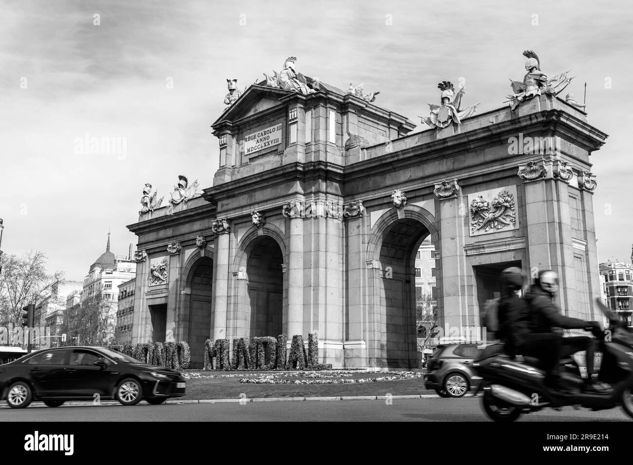 Madrid, Spanien - 16. Februar 2022: Die Puerta de Alcala ist ein neoklassizistisches Tor auf der Plaza de la Independencia in Madrid, Spanien. Stockfoto