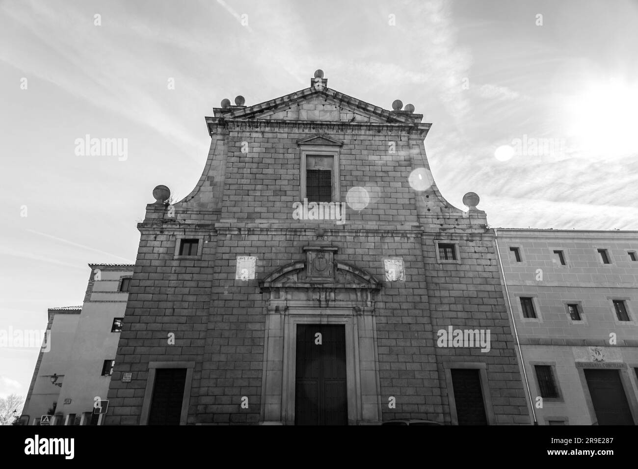 Segovia, Spanien - 18. Februar 2022: Die Kirche der Gesellschaft Jesu ist ein katholischer Tempel der Gottesdienste in Segovia, erbaut im 16. Jahrhundert für die S Stockfoto