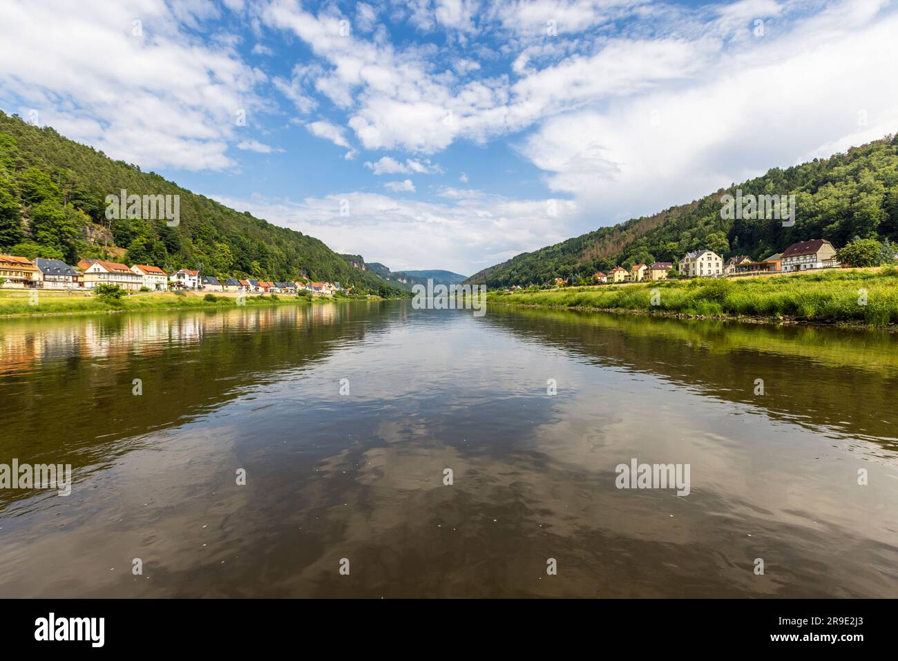 Blick entlang der Elbe mit den Dörfern Krippen und Postelwitz. Die Dörfer Postelwitz und Krippen liegen einander gegenüber an der Elbe bei Bad Schandau Stockfoto