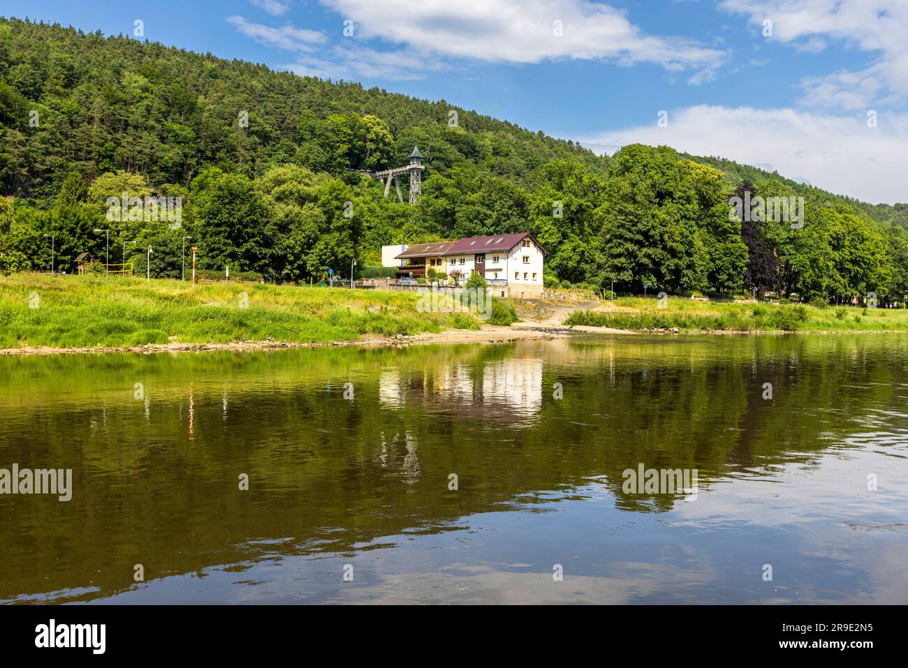 Fährüberfahrt auf der Elbe bei Bad Schandau. Im Hintergrund wurde 1904 der Personenaufzug Bad Schandau, der Fahrstuhl von Elbhöhe nach Ostrau Ebenheit gebaut. Ein historischer Personenaufzug bringt Sie hoch über die Stadt Bad Schandau. Der 1904 im Jugendstil erbaute und 50 Meter hohe Stahlgitterturm ist eine Aussichtsplattform in Bad Schandau Stockfoto