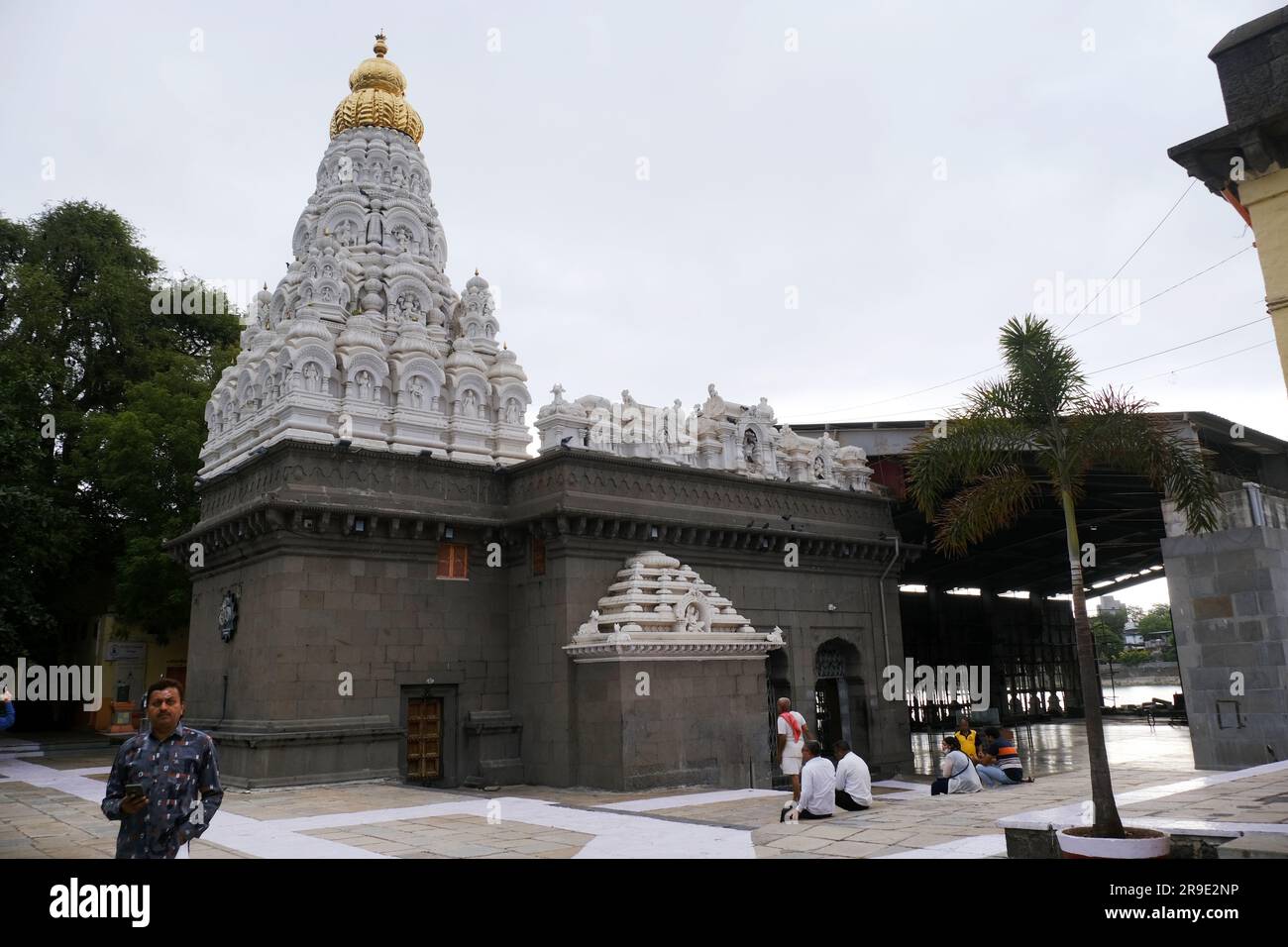 24. Juni 2023, Siddheshwar Shiva Tempel, Vintage Stone Structure, Siddheshwar wird darauf zurückgeführt, 68 Shiva Long im Haupthofgarten installiert zu haben. Stockfoto