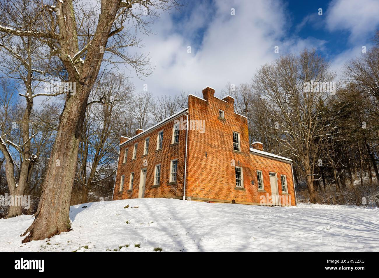 Northfield, Ohio, USA - 24. Januar 2023: Historisches Backsteingebäude von Stephen Frazee, das 1825-1827 von Hand erbaut wurde und eines der beiden alten Gebäude ist Stockfoto