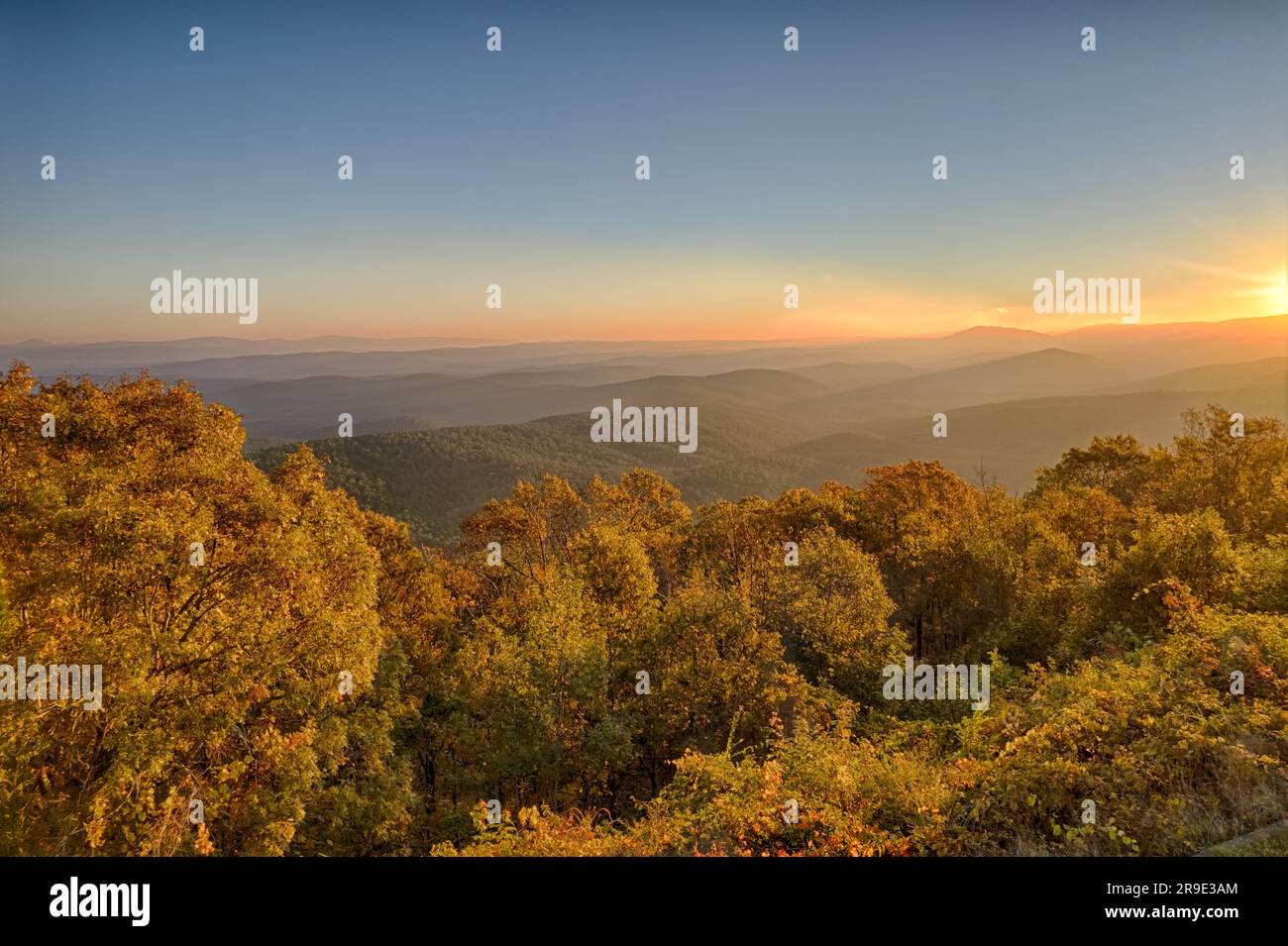 Blick auf den Sonnenaufgang im Ouachita National Forest, über neblige Täler zwischen Bergen in Herbstfarben Stockfoto