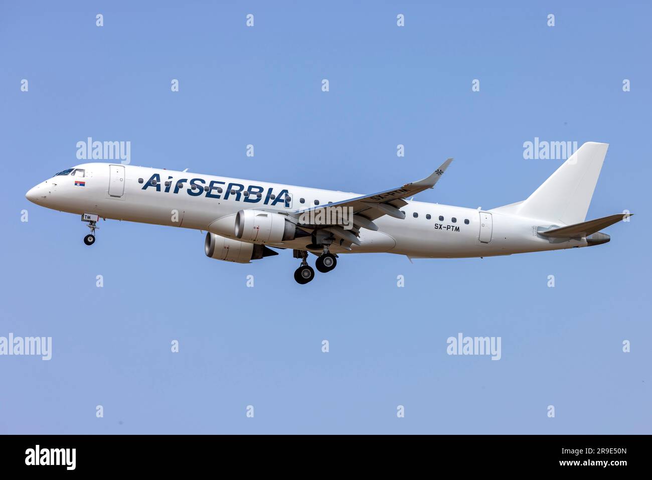 Air Serbia (Marathon Airlines) Embraer 190-100SR (Reg.: SX-PTM) Ankunft auf Landebahn 31. Stockfoto