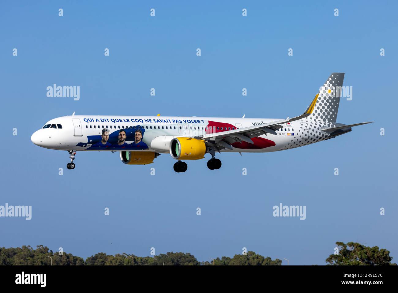 Vueling Airlines Airbus A321-271NX (REG: EC-NYD) jetzt offizieller Sponsor der französischen Rugby-Teams Logo. Stockfoto