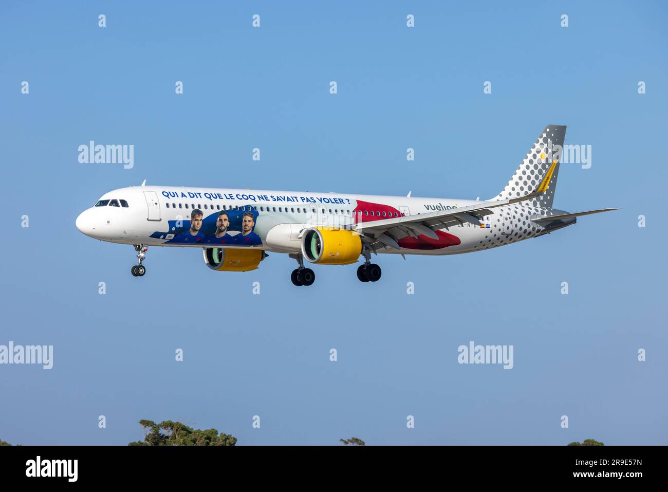Vueling Airlines Airbus A321-271NX (REG: EC-NYD) jetzt offizieller Sponsor der französischen Rugby-Teams Logo. Stockfoto