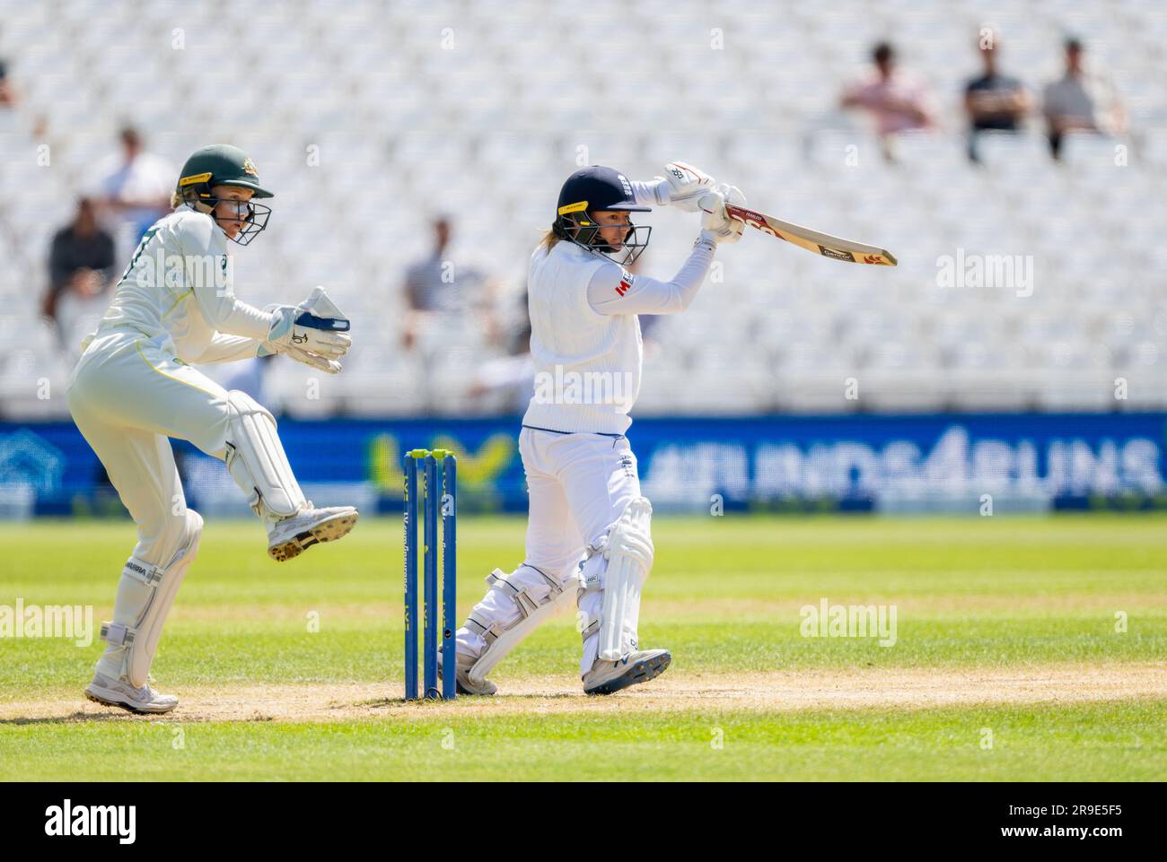 Danni Wyatt, der für England antrat, wurde am fünften Tag der Women's Ashes Test Series 2023 von der australischen Hüterin Alyssa Healy beobachtet. Stockfoto