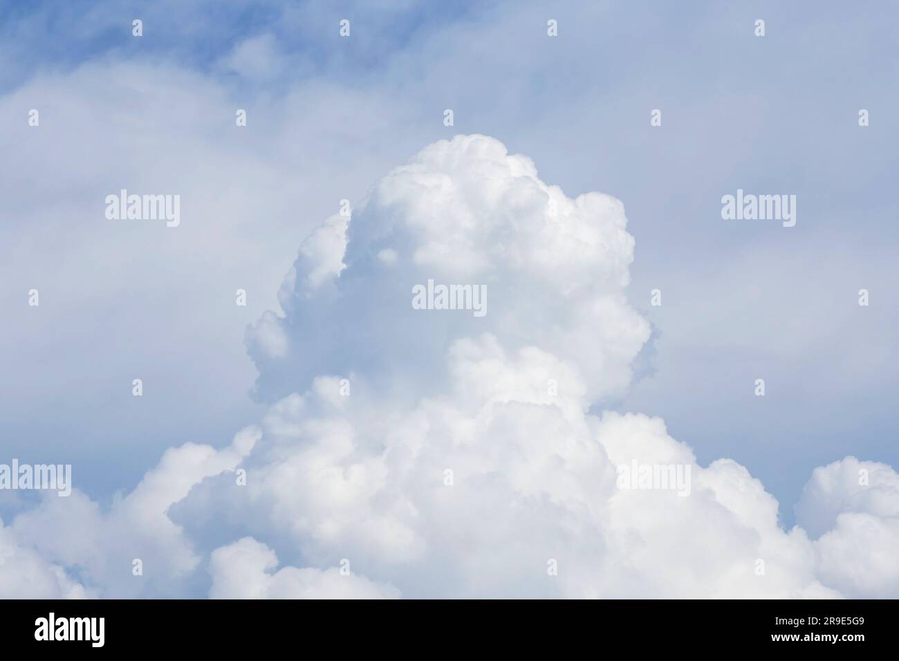 Nahaufnahme von weißer, flauschiger Regenwolke am Himmel Stockfoto