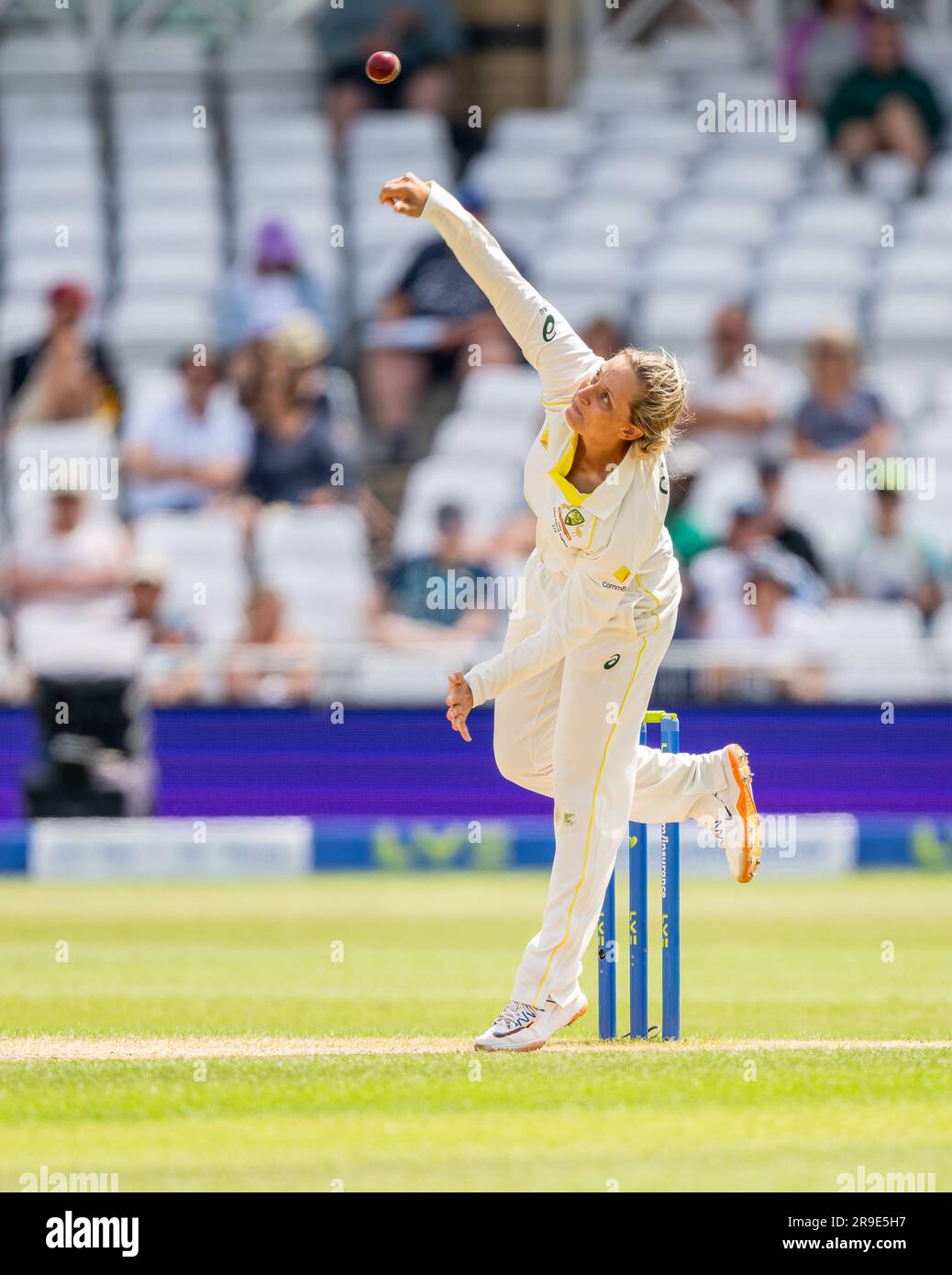 Ashleigh Gardner Bowling für Australien gegen England am fünften Tag der 2023. Women's Ashes Test Series. Stockfoto