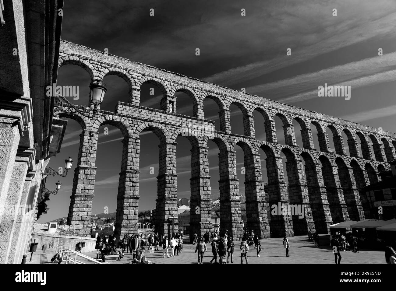 Segovia, Spanien - 18. Februar 2022: Das antike römische Aquädukt von Segovia, eines der am besten erhaltenen erhöhten römischen Aquädukte und das wichtigste Symbol Stockfoto