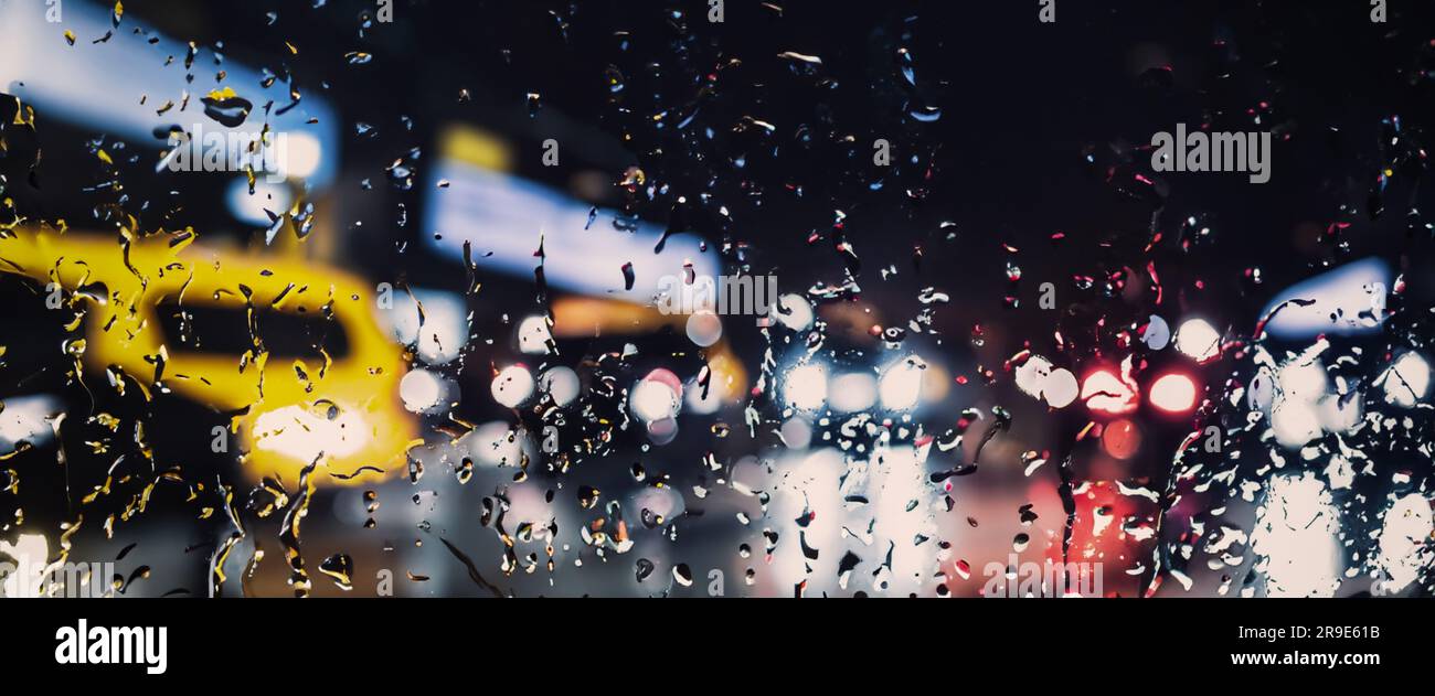 Fahren bei Regen. Regen auf der Windschutzscheibe oder auf dem Autofenster in der Regenzeit und unscharfe Straße im Hintergrund. Regentropfen auf dem Spiegel. Straße bei Regen Stockfoto