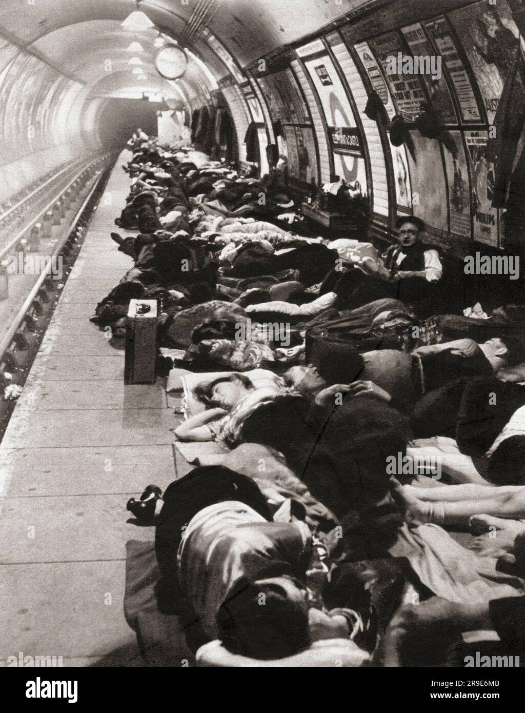 Civilains, die in der U-Bahn-Station Schutz vor den Bomben während des Zweiten Weltkriegs suchten, sahen hier die Elephant and Castle Station, London, England, 11. November 1940. Von Front Line 1940-41, veröffentlicht 1942 Stockfoto