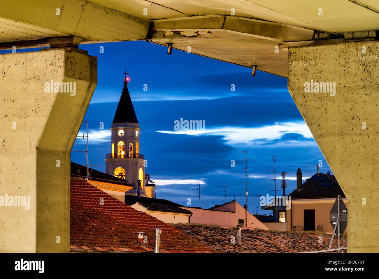 Blick auf den Glockenturm von San Cetteo unter der Autobahnkreuzung, Pescara, Italien Stockfoto
