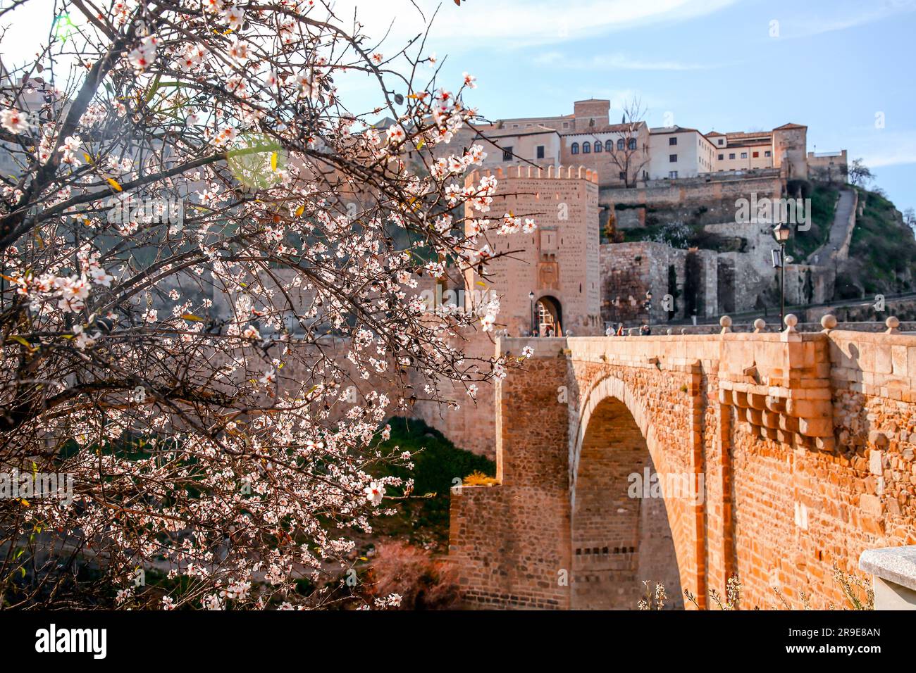 La Puente de Alcantara, Alcantara-Brücke über den Tejo in Toledo, Castilla La Mancha, Spanien. Stockfoto