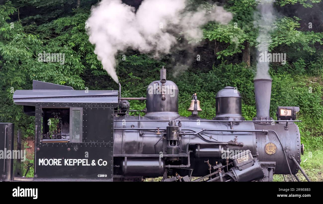 Cass, West Virginia, 18. Juni 2022 - A Side View of a Climax Antique Steam Locomotive, die sich für einen Arbeitstag aufwärmt Stockfoto