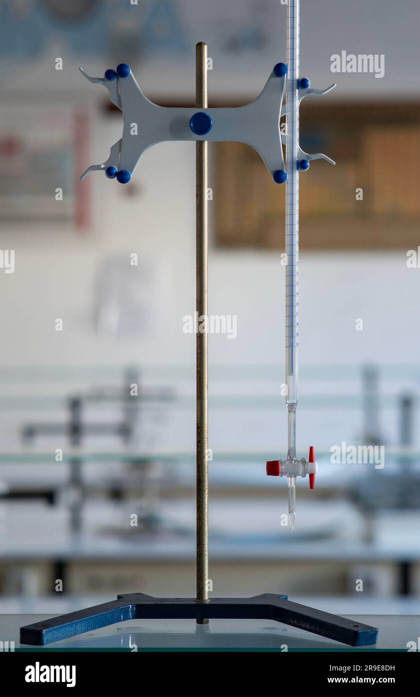Bürette für Präzisionsmessungen im Chemielabor Stockfoto