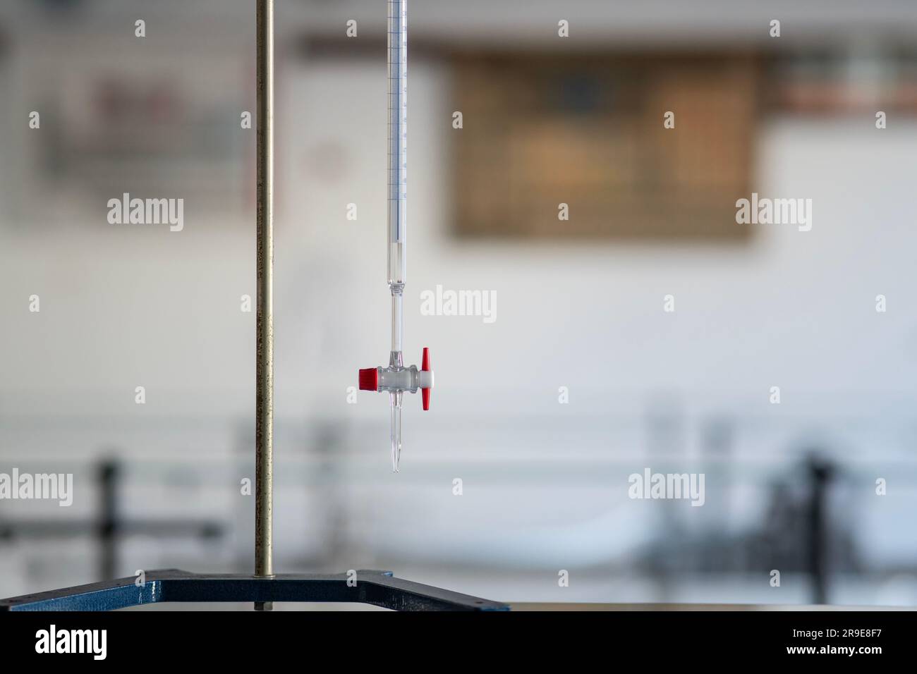 Bürette für Präzisionsmessungen im Chemielabor Stockfoto