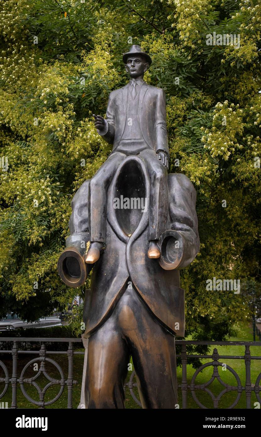 PRAG, TSCHECHISCHE REPUBLIK, EUROPA - Statue des Autors Franz Kafka vom Künstler Jaroslav Rona im jüdischen Viertel. Stockfoto