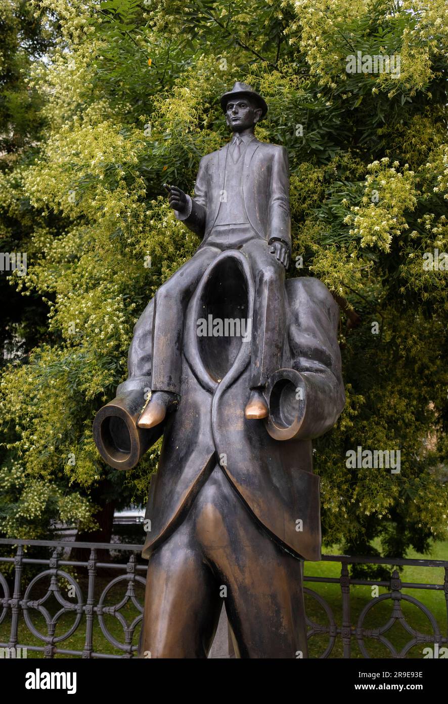 PRAG, TSCHECHISCHE REPUBLIK, EUROPA - Statue des Autors Franz Kafka vom Künstler Jaroslav Rona im jüdischen Viertel. Stockfoto