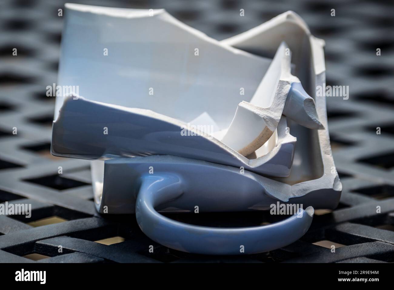 Eine zerschmetterte Teetasse, zerbrochene Träume. Stockfoto