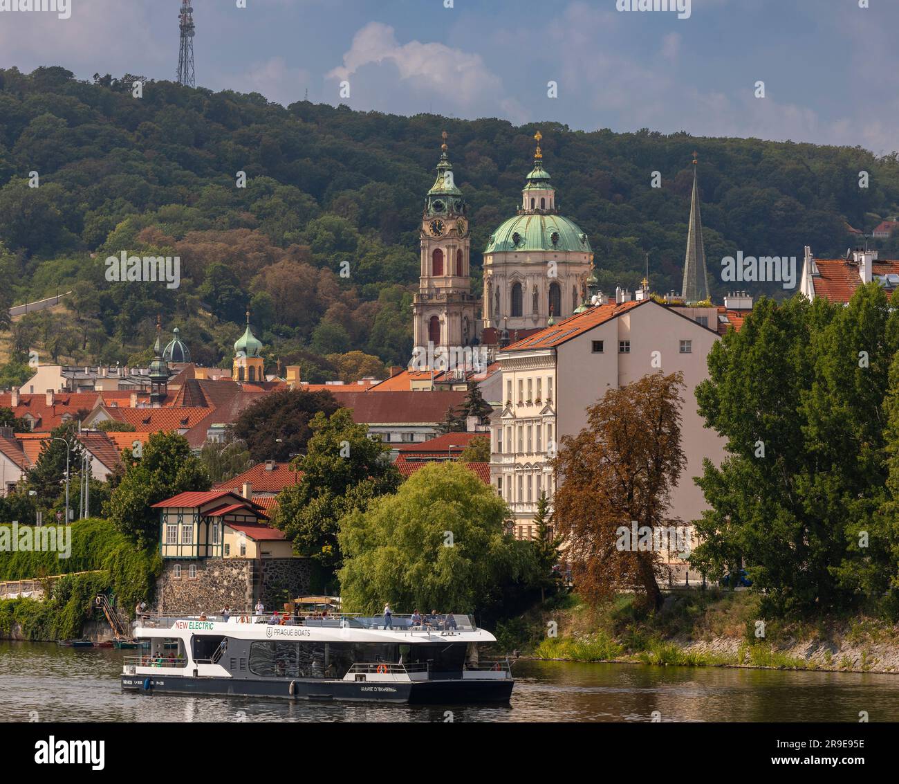 PRAG, TSCHECHISCHE REPUBLIK, EUROPA - Bootstour mit Touristen auf der Moldau. Stockfoto