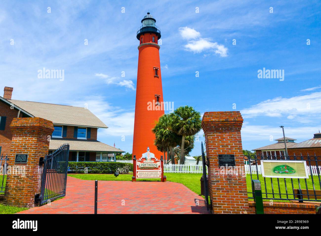 Das Ponce de Leon Inlet Light ist ein Leuchtturm und Museum am Ponce de León Inlet im Zentrum von Florida. Der Leuchtturm ist ein Bauwerk wie ein Turm w Stockfoto