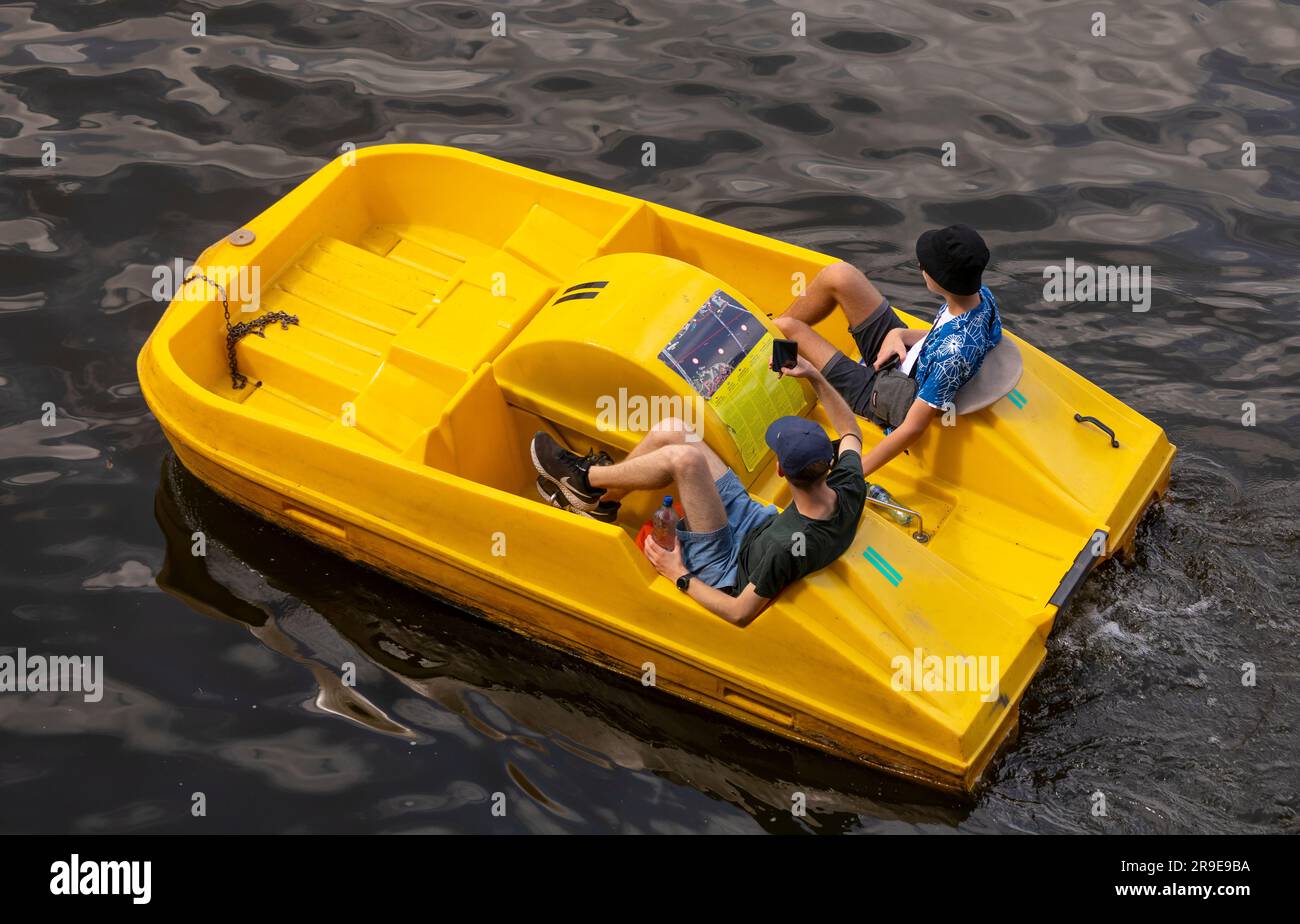 PRAG, TSCHECHISCHE REPUBLIK, EUROPA - Touristen auf dem Tretboot auf der Moldau Stockfoto