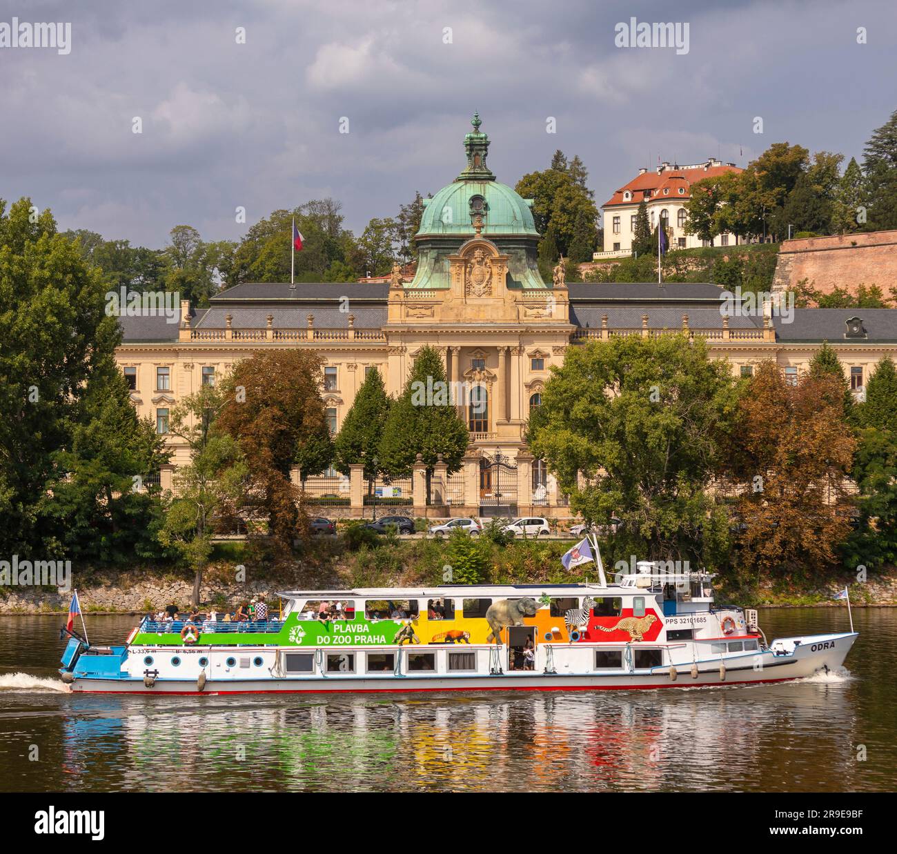 PRAG, TSCHECHISCHE REPUBLIK, EUROPA - Bootsfahrt mit Touristen auf der Moldau, vorbei am Straka Academy Gebäude, dem Büro des tschechischen Gouverneurs Stockfoto