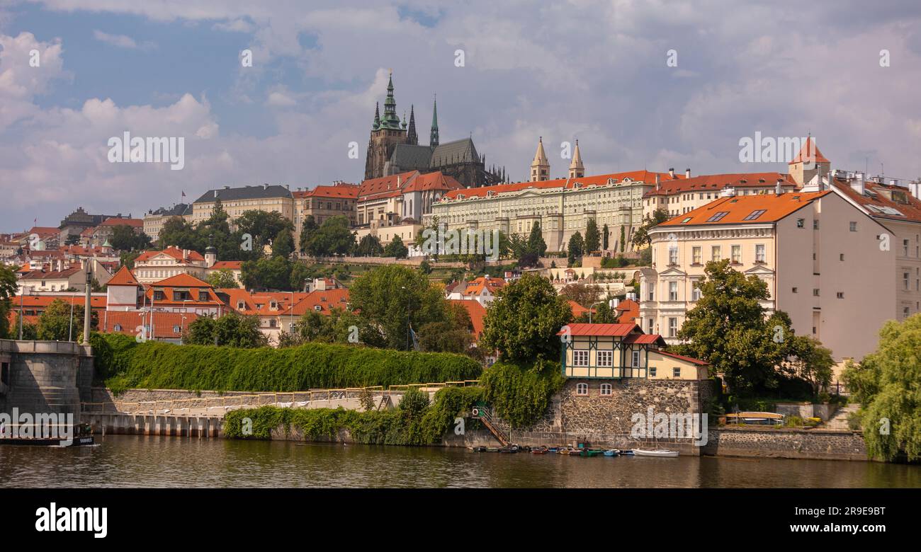 PRAG, TSCHECHISCHE REPUBLIK, EUROPA - Prager Burg, auf der Moldau. Veitsdom, oben. Stockfoto