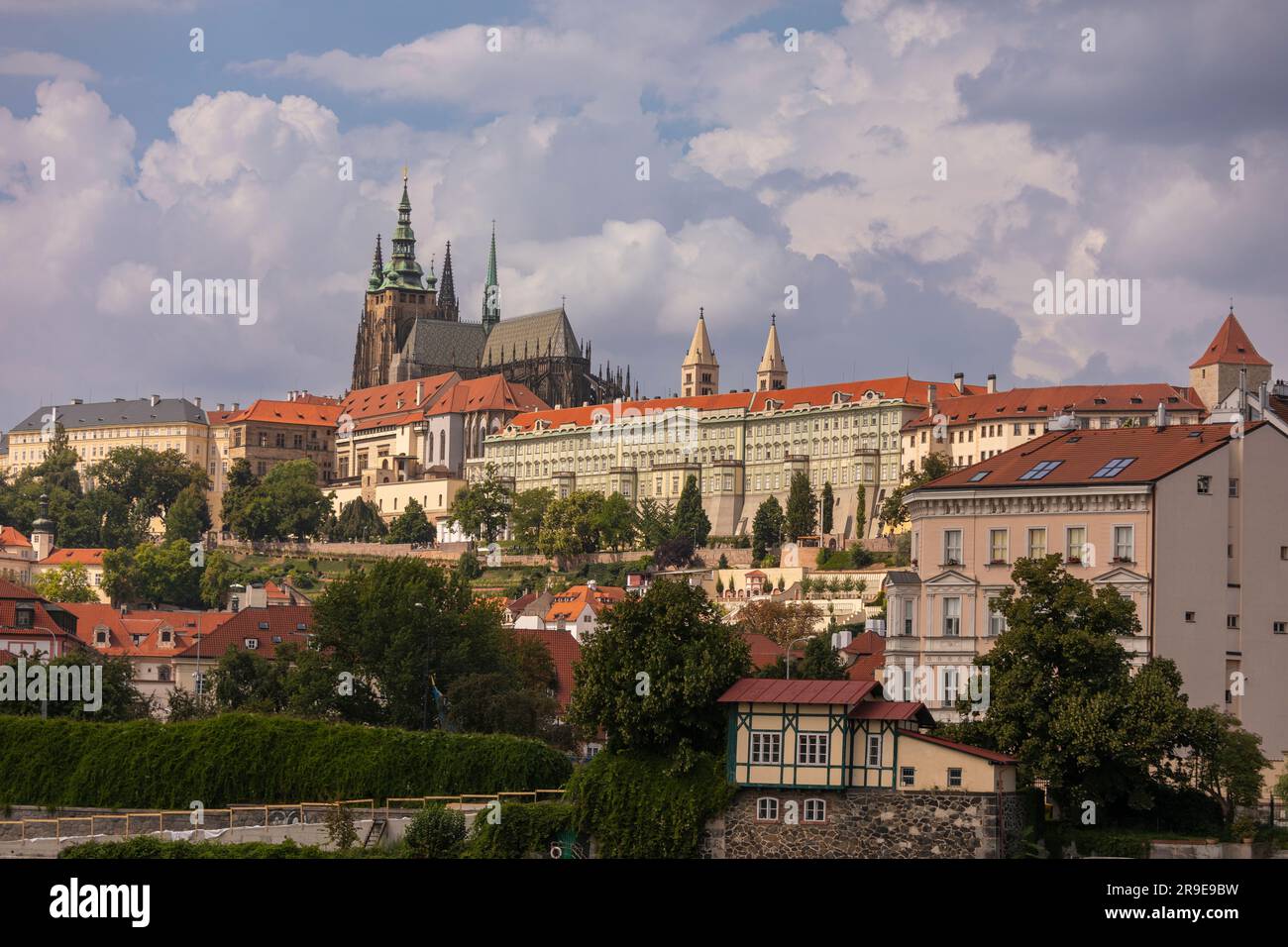 PRAG, TSCHECHISCHE REPUBLIK, EUROPA - Prager Burg, auf der Moldau. Veitsdom, oben. Stockfoto