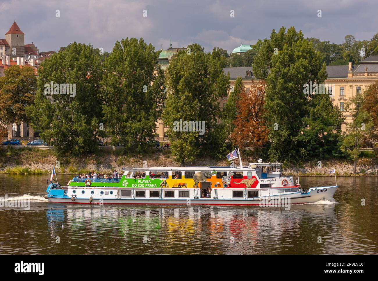 PRAG, TSCHECHISCHE REPUBLIK, EUROPA - Bootstour mit Touristen auf der Moldau. Stockfoto