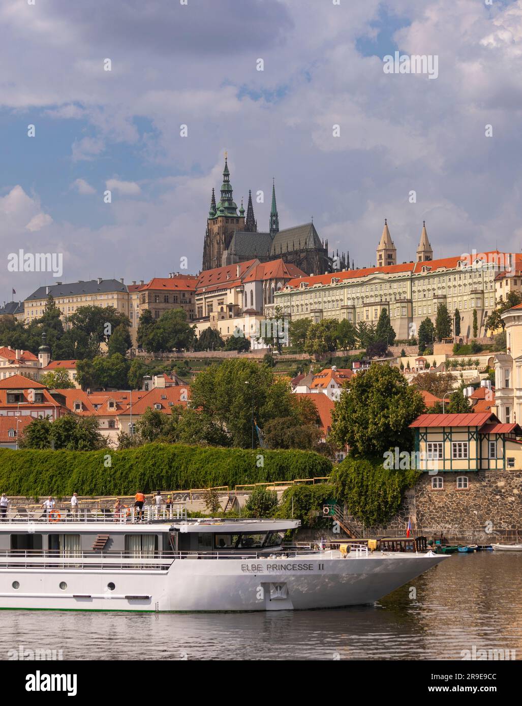 PRAG, TSCHECHISCHE REPUBLIK, EUROPA - Bootsfahrt mit Touristen auf der Moldau, vorbei am Straka Academy Gebäude, dem Büro des tschechischen Gouverneurs Stockfoto