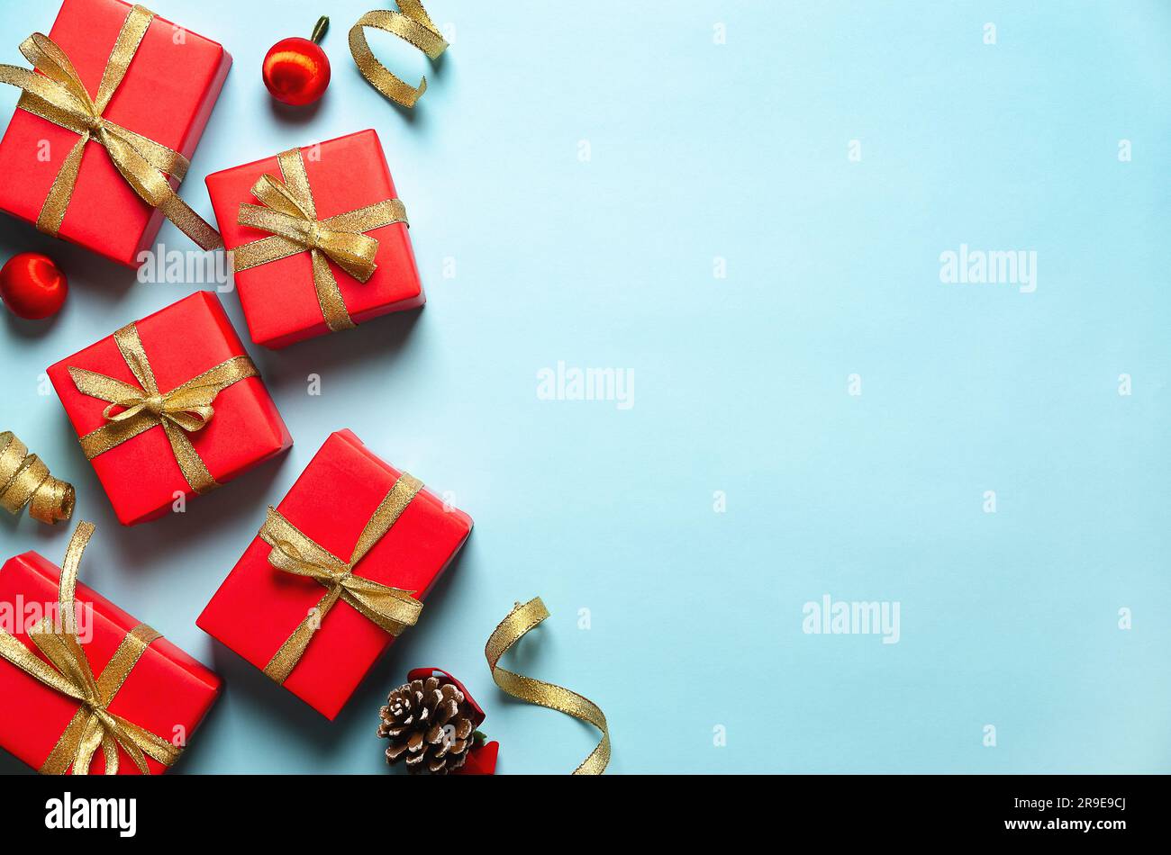 Weihnachtsdekoration auf hellblauem Hintergrund. Kopierbereich. Stockfoto