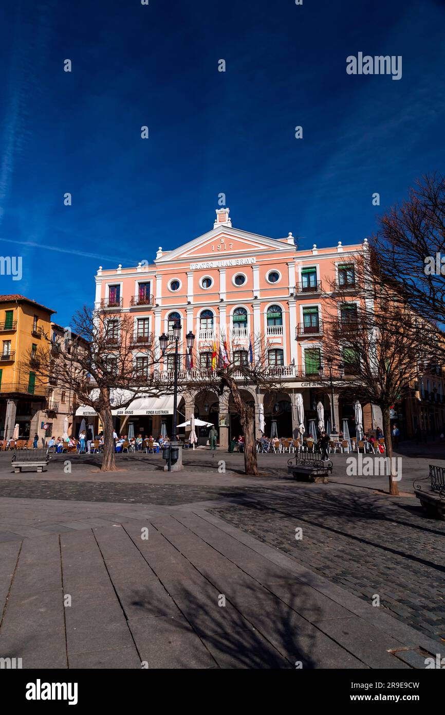 Segovia, Spanien - 18. Februar 2022: Fassadenblick auf das Juan Bravo Theater-Gebäude am Plaza Mayor in Segovia, Kastilien und Leon, Spanien. Stockfoto