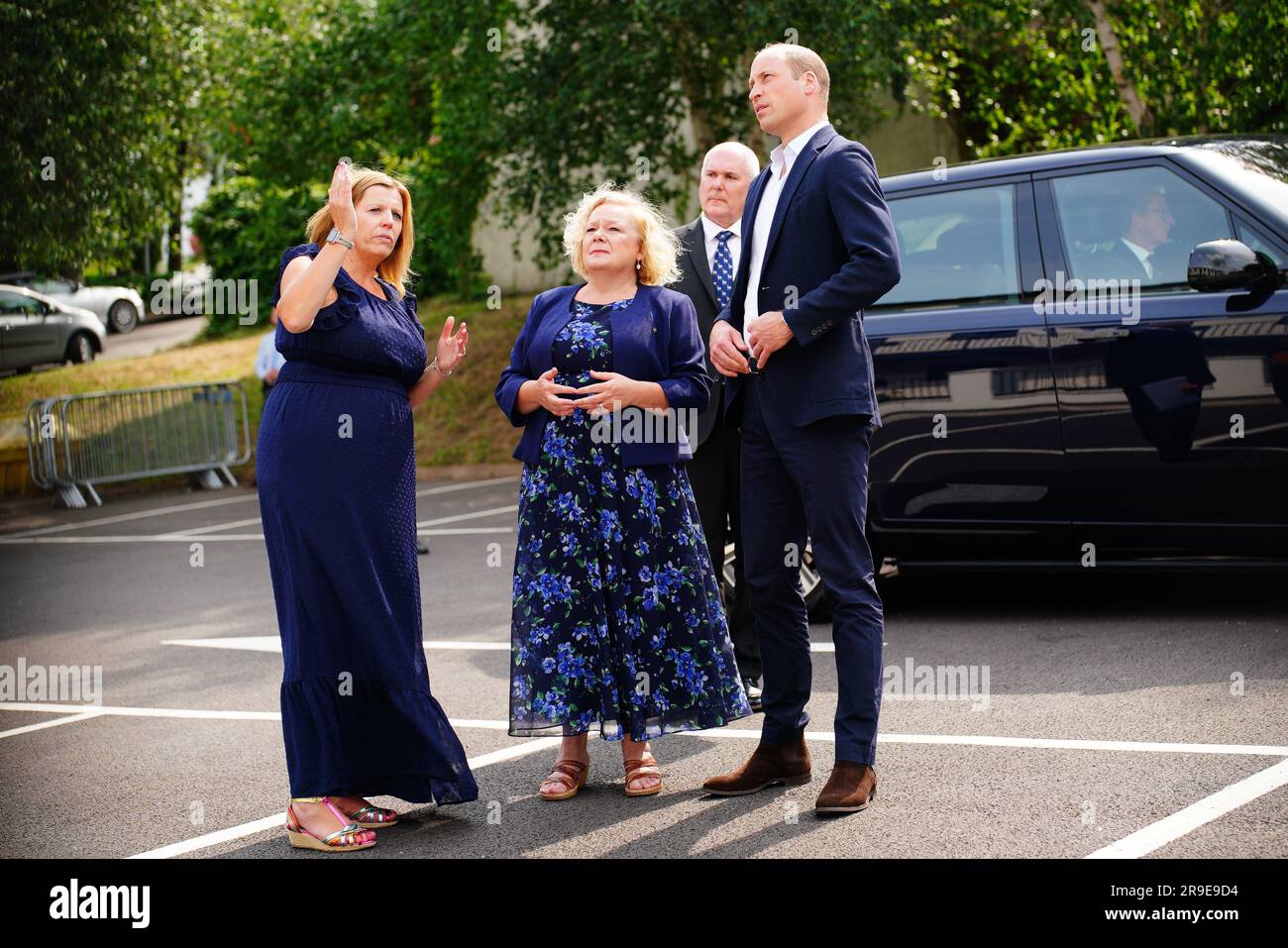 Der Prince of Wales kommt zu einem Besuch in Hill Street Development in Newport, Monmouthshire, einem kommunalen Projekt und Beispiel für eine innovative Möglichkeit, längerfristig niedergelassene Wohnungen bereitzustellen, als Teil seiner Reise durch Großbritannien, um ein Projekt zur Beendigung der Obdachlosigkeit zu starten. Foto: Montag, 26. Juni 2023. Stockfoto