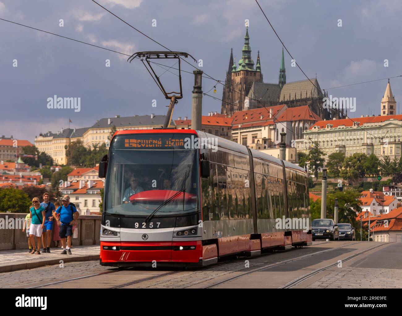 PRAG, TSCHECHISCHE REPUBLIK, EUROPA - die Straßenbahn überquert die Manes-Brücke. Auf der Rückseite befindet sich die St. Veitsdom und Prager Burg. Stockfoto