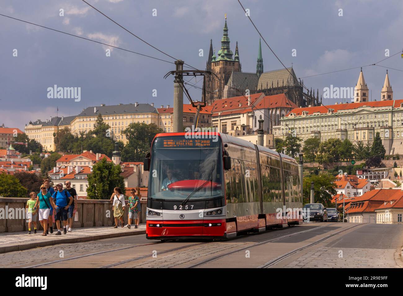 PRAG, TSCHECHISCHE REPUBLIK, EUROPA - die Straßenbahn überquert die Manes-Brücke. Auf der Rückseite befindet sich die St. Veitsdom und Prager Burg. Stockfoto