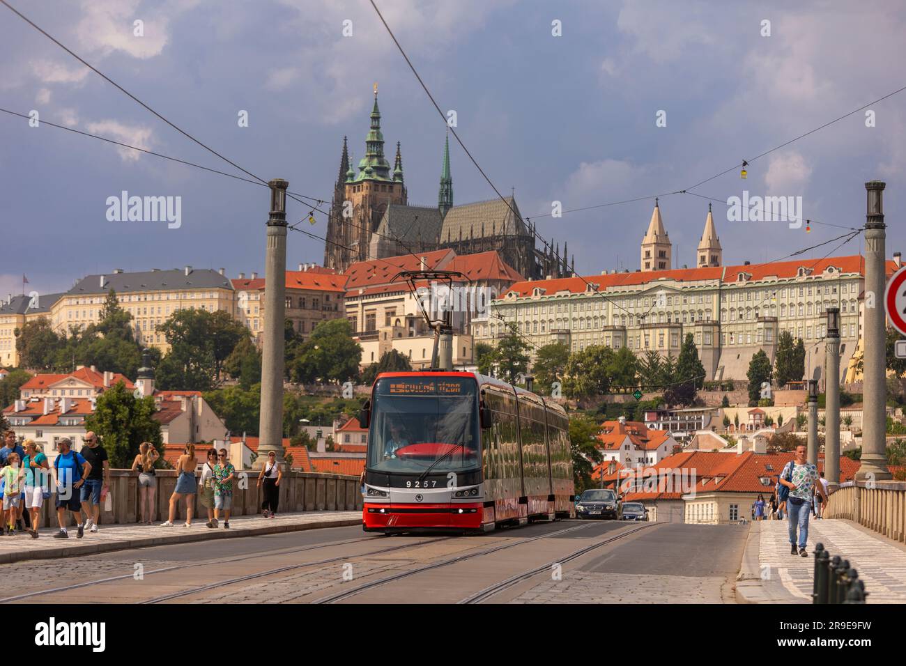 PRAG, TSCHECHISCHE REPUBLIK, EUROPA - die Straßenbahn überquert die Manes-Brücke. Auf der Rückseite befindet sich die St. Veitsdom und Prager Burg. Stockfoto