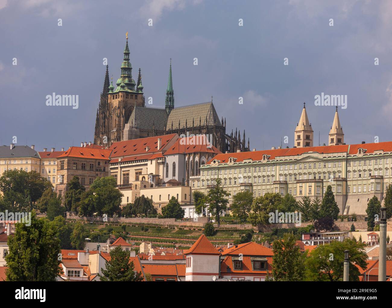 PRAG, TSCHECHISCHE REPUBLIK, EUROPA - Prager Burg und Türme des Veitsdoms, oben. Stockfoto