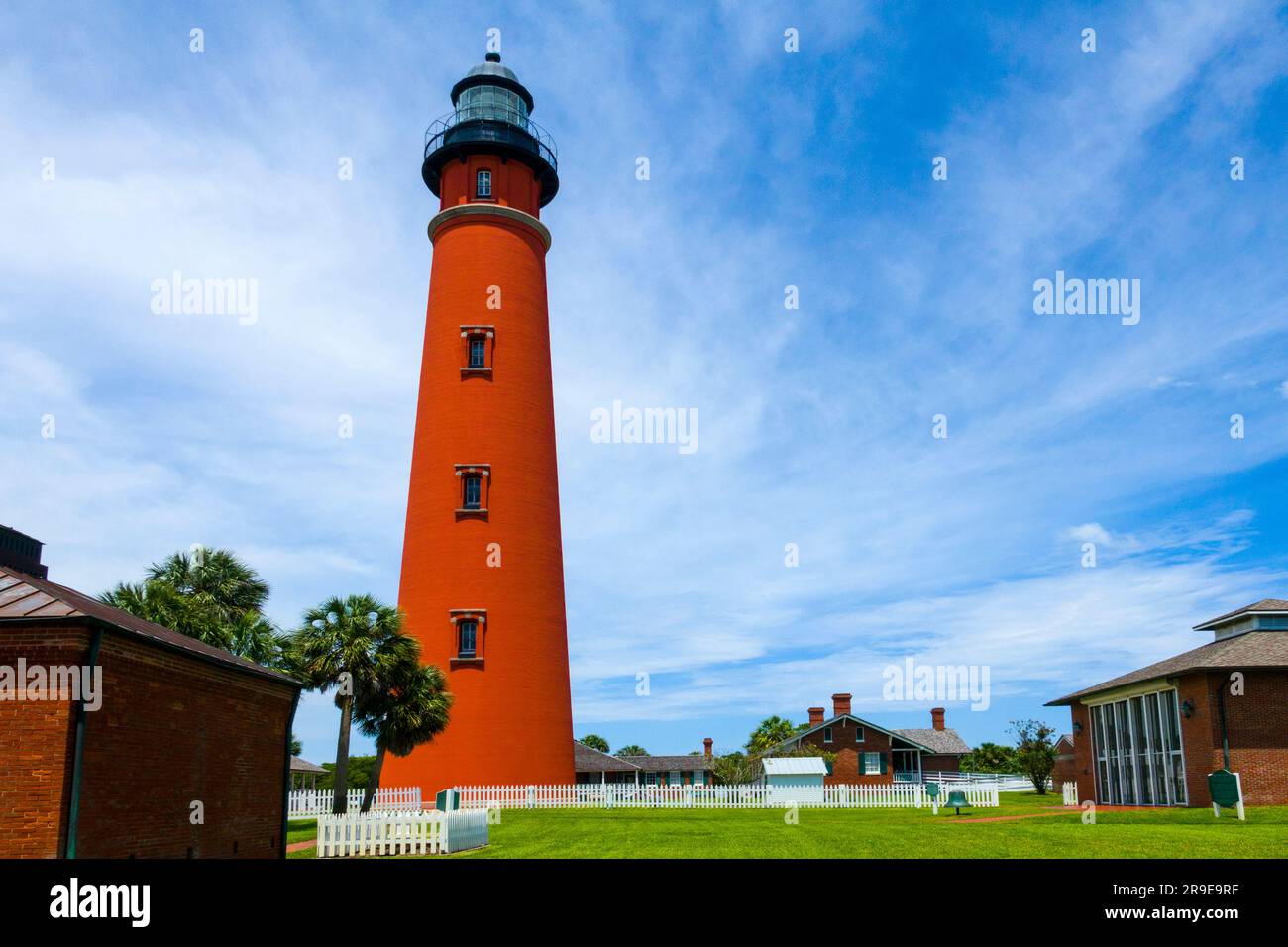 Das Ponce de Leon Inlet Light ist ein Leuchtturm und Museum am Ponce de León Inlet im Zentrum von Florida. Der Leuchtturm ist ein Bauwerk wie ein Turm w Stockfoto