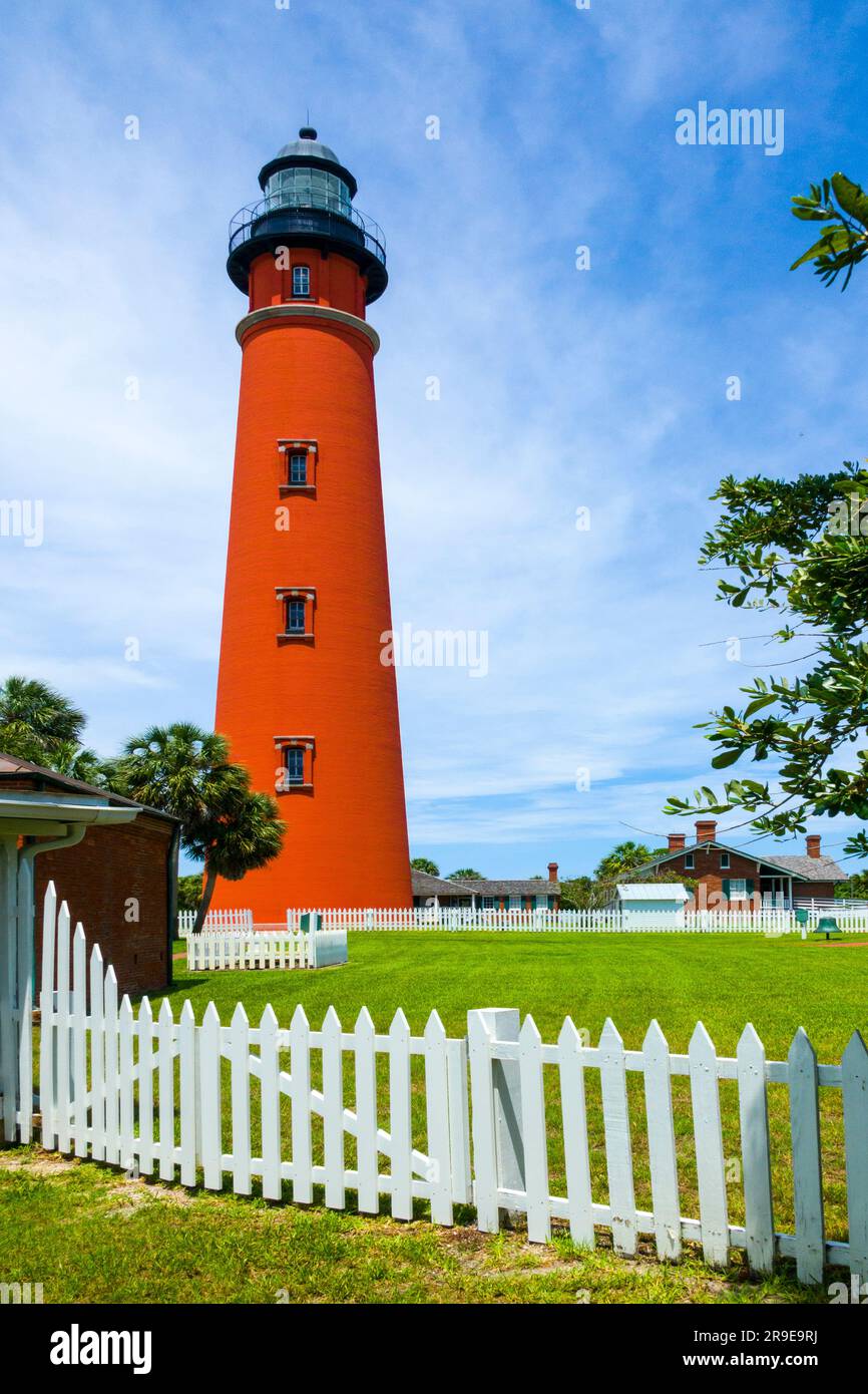 Das Ponce de Leon Inlet Light ist ein Leuchtturm und Museum am Ponce de León Inlet im Zentrum von Florida. Der Leuchtturm ist ein Bauwerk wie ein Turm w Stockfoto