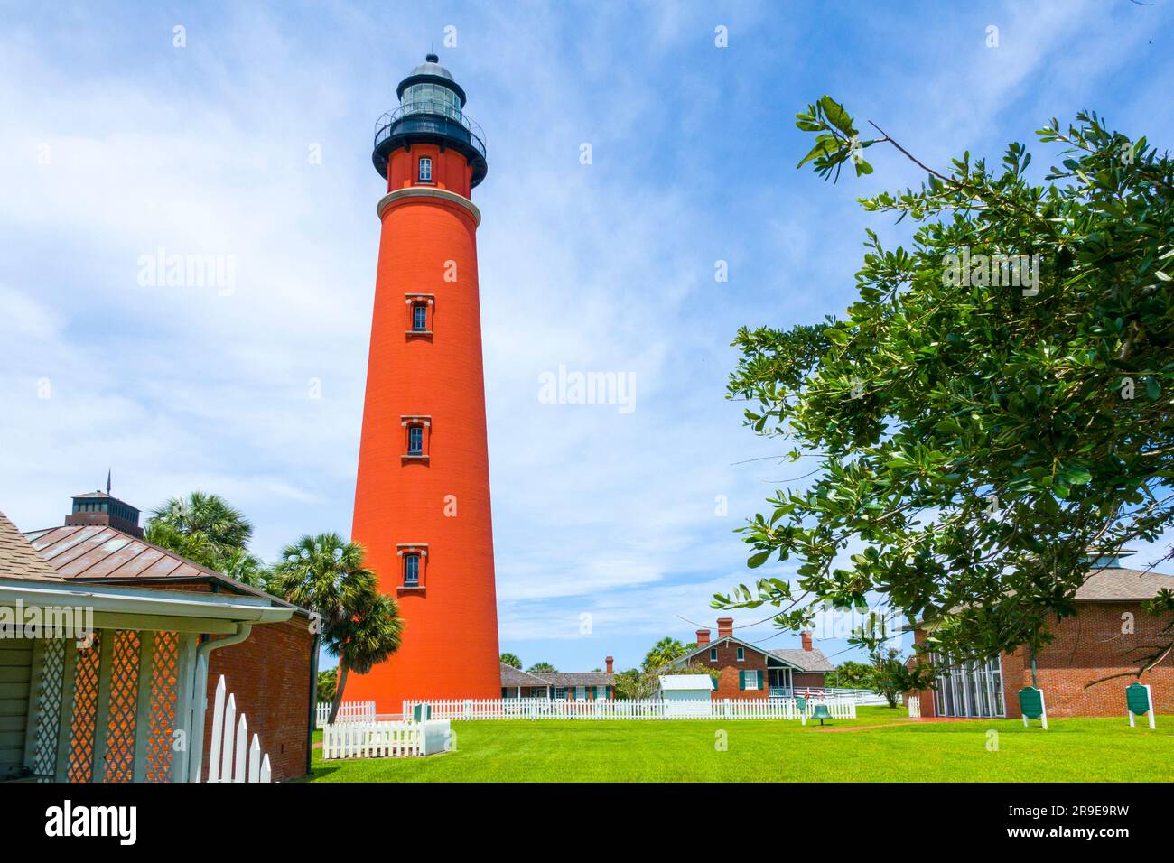 Das Ponce de Leon Inlet Light ist ein Leuchtturm und Museum am Ponce de León Inlet im Zentrum von Florida. Der Leuchtturm ist ein Bauwerk wie ein Turm w Stockfoto