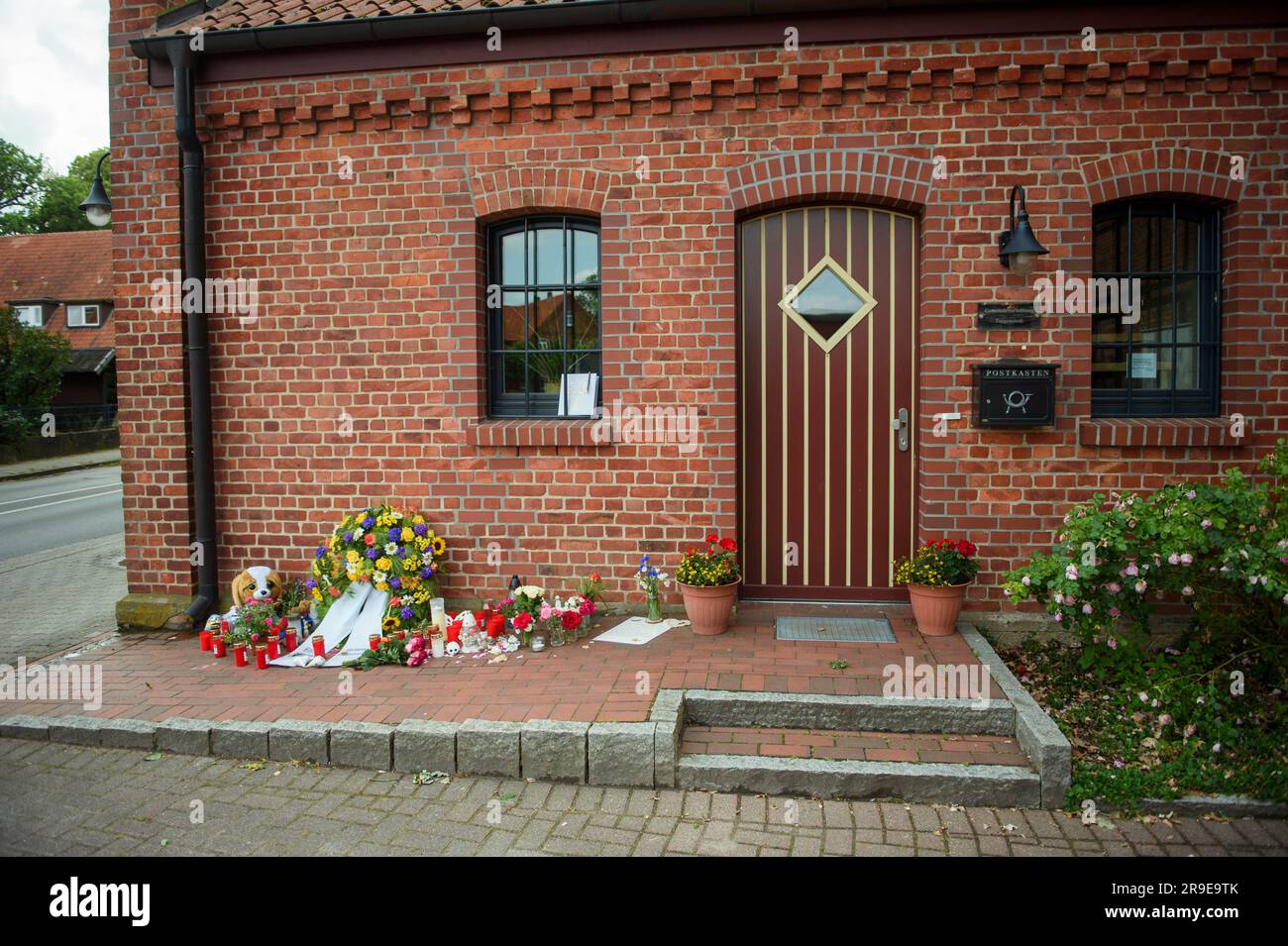 Toppenstedt, Deutschland. 26. Juni 2023. Blumen, Stofftiere und Kerzen