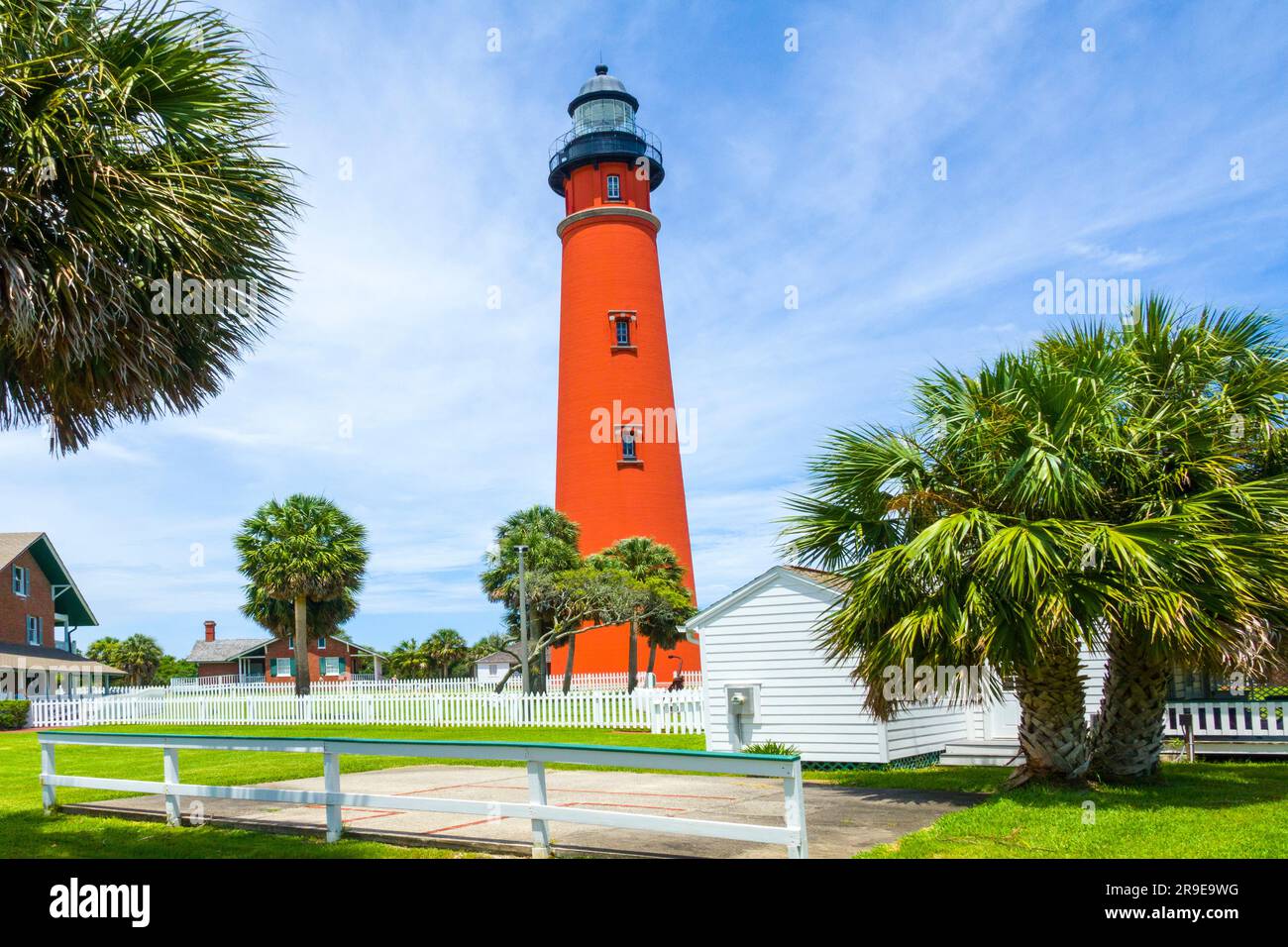 Das Ponce de Leon Inlet Light ist ein Leuchtturm und Museum am Ponce de León Inlet im Zentrum von Florida. Der Leuchtturm ist ein Bauwerk wie ein Turm w Stockfoto